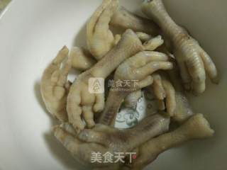 芷香鸡爪的做法步骤：1