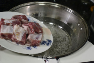 玉米炖排骨的做法步骤：1