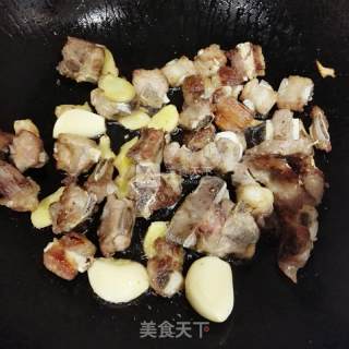 原味蒜苔排骨的做法步骤：2