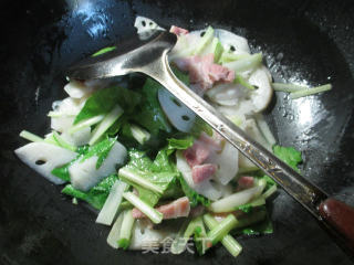 小白菜咸肉炒莲藕的做法步骤：4