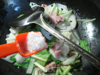 小白菜咸肉炒莲藕的做法步骤：6
