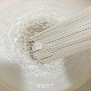 榨菜清汤挂面的做法步骤：3