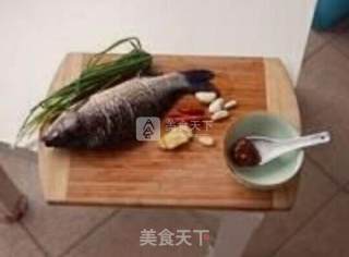葱焖鲫鱼的做法步骤：1