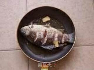 葱焖鲫鱼的做法步骤：2