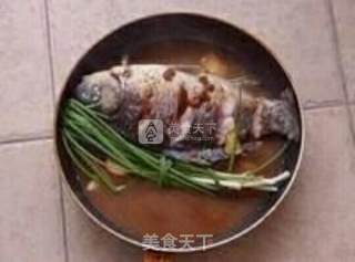 葱焖鲫鱼的做法步骤：3