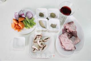 红酒焖牛肉的做法步骤：1