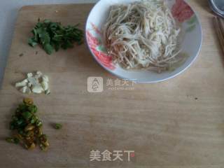 辣炒金针菇的做法步骤：1