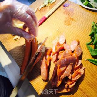 爆炒香肠的做法步骤：1