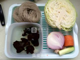 包菜炒粉丝的做法步骤：1
