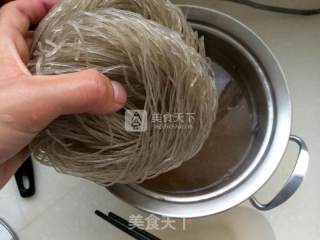 包菜炒粉丝的做法步骤：2