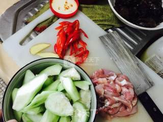 木耳八角瓜炒鸡肉的做法步骤：1