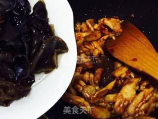 木耳八角瓜炒鸡肉的做法步骤：4
