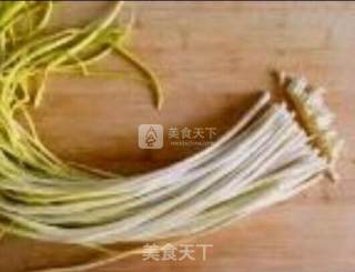 蒜黄木耳炒鸡蛋的做法步骤：1