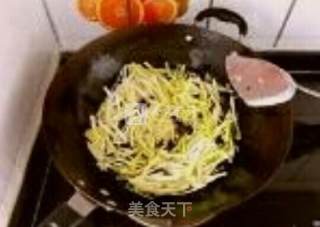 蒜黄木耳炒鸡蛋的做法步骤：5