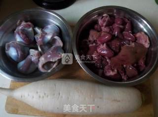 酸辣罗卜炒鸭杂的做法步骤：1