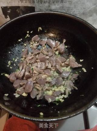 酸辣罗卜炒鸭杂的做法步骤：5