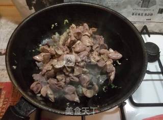 酸辣罗卜炒鸭杂的做法步骤：6