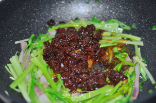 香菇酱炒面的做法步骤：3