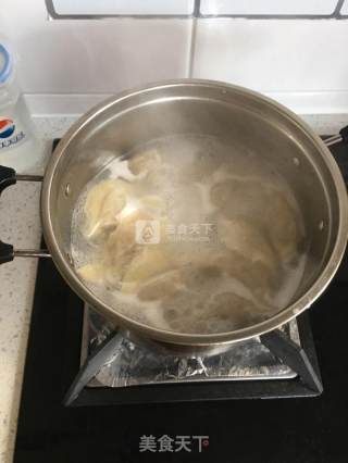 这么好吃呢，酸菜猪肉饺子的做法步骤：2