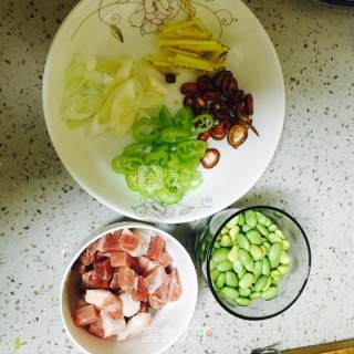 毛豆炒肉丁（青豆炒肉丁）的做法步骤：1