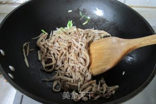 干煸手撕杏鲍菇的做法步骤：5