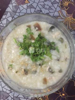 皮蛋瘦肉粥的做法步骤：1