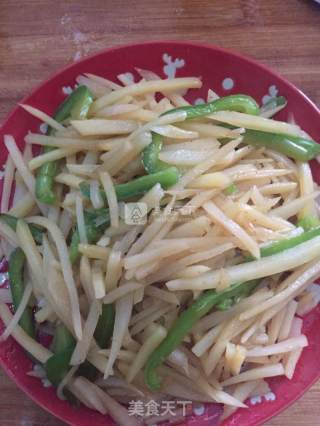 爆炒青椒土豆丝的做法步骤：1
