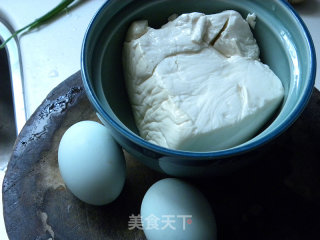 咸蛋拌豆腐的做法步骤：1