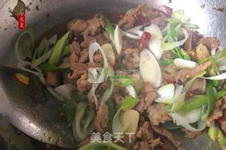 『家夏』葱爆羊肉 快手食疗养生小炒的做法步骤：3