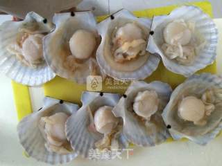蒜蓉粉丝蒸扇贝的做法步骤：1