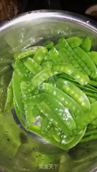 荷兰豆炒腊肉的做法步骤：1