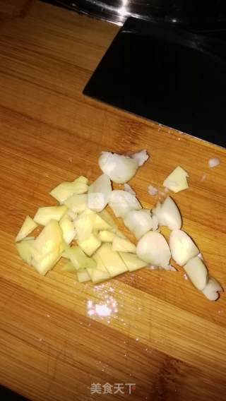 荷兰豆炒腊肉的做法步骤：2