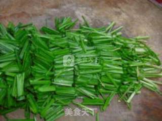 韭菜炒河虾的做法步骤：2
