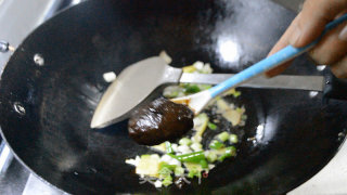 酱香鸡腿土豆炖粉丝的做法步骤：5