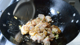酱香鸡腿土豆炖粉丝的做法步骤：6
