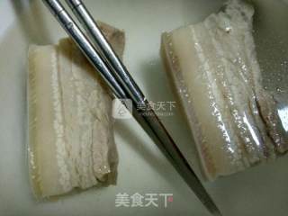 荷兰豆炒五花肉的做法步骤：1