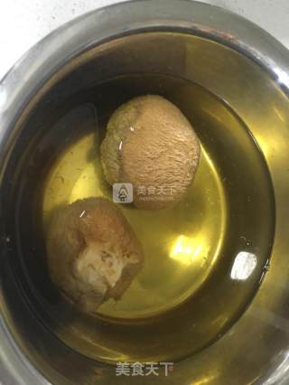 花胶排骨猴头菇汤的做法步骤：2