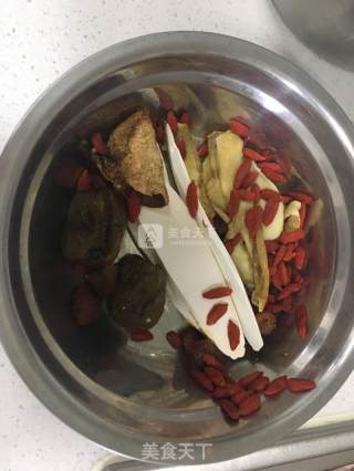 花胶排骨猴头菇汤的做法步骤：3