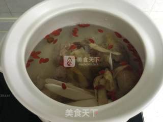 花胶排骨猴头菇汤的做法步骤：5