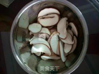 黑椒牛肉披萨的做法步骤：2
