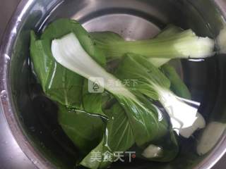 青菜肉丸米粉的做法步骤：1