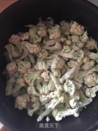 菜花炒肉的做法步骤：1