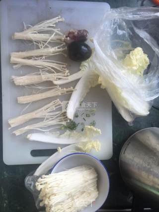 香肠皮蛋金针菇娃娃菜的做法步骤：1