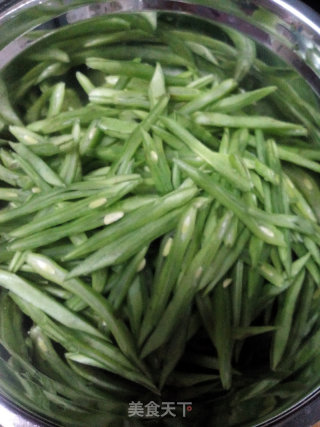 辣炒扁芸豆的做法步骤：1