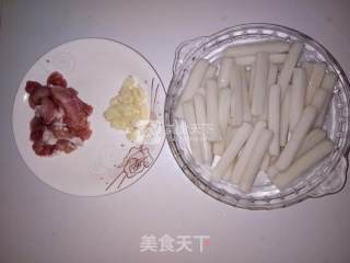辣白菜炒年糕的做法步骤：2