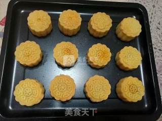 广式低糖纯白莲蓉蛋月的做法步骤：7