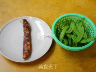 腊肠炒荷兰豆的做法步骤：1