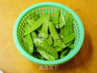 腊肠炒荷兰豆的做法步骤：3