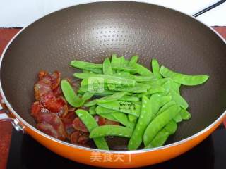 腊肠炒荷兰豆的做法步骤：5