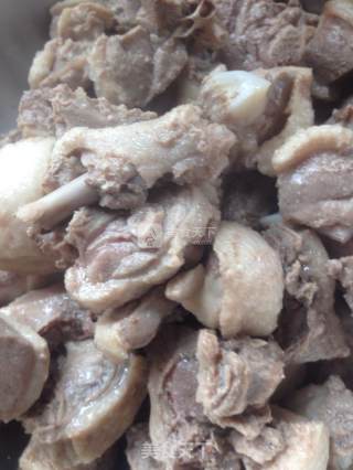 啤酒鸭炖豆腐皮的做法步骤：1
